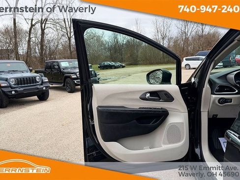 Used 2022 Chrysler Pacifica Touring-L image 13