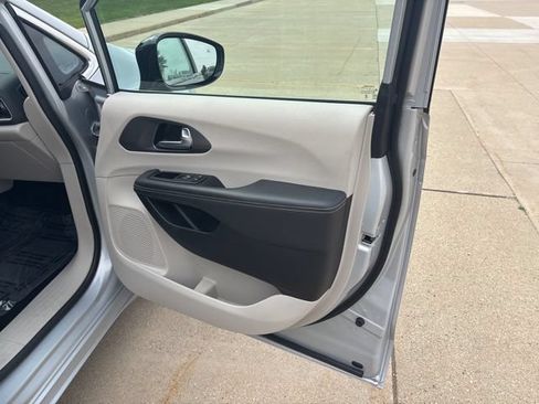 Used 2024 Chrysler Pacifica Touring-L FWD image 22