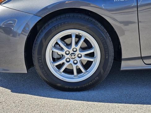 Used 2019 Toyota Prius LE image 11