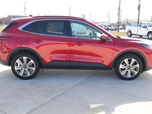 Used 2023 Ford Escape Platinum image 4