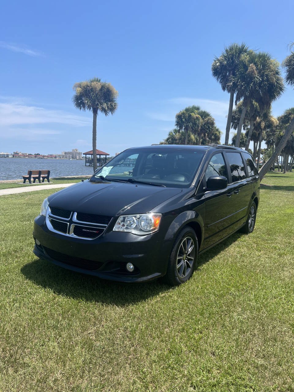 Used 2017 Dodge Grand Caravan SXT FWD image 1