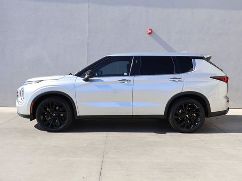 Used 2022 Mitsubishi Outlander SE AWD/4WD image 2