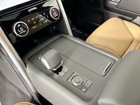 Used 2025 Land Rover Discovery Dynamic SE image 13