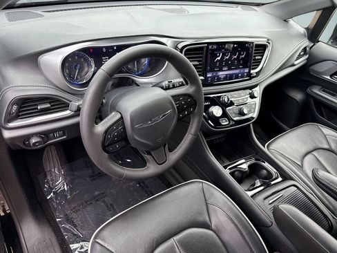 Used 2025 Chrysler Pacifica Limited FWD image 11