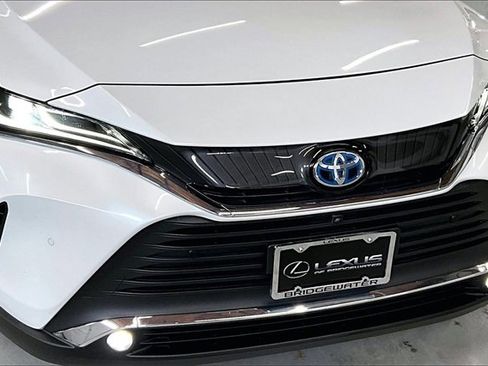 Used 2023 Toyota Venza Limited image 32