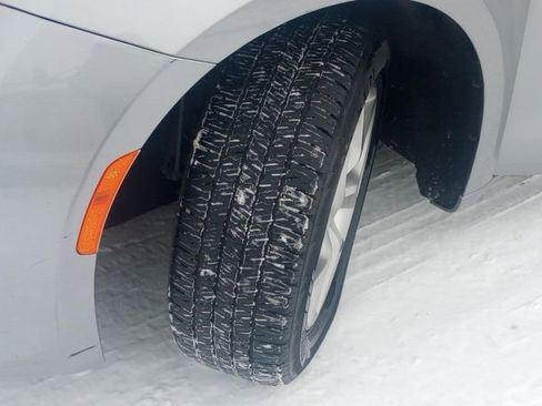 Used 2018 Chrysler Pacifica Touring-L Plus w/ Tire & Wheel Group image 9