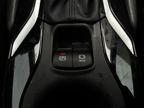 Used 2025 Toyota Corolla Cross XLE FWD image 19