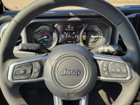 Used 2025 Jeep Wrangler Unlimited Sahara AWD/4WD image 7