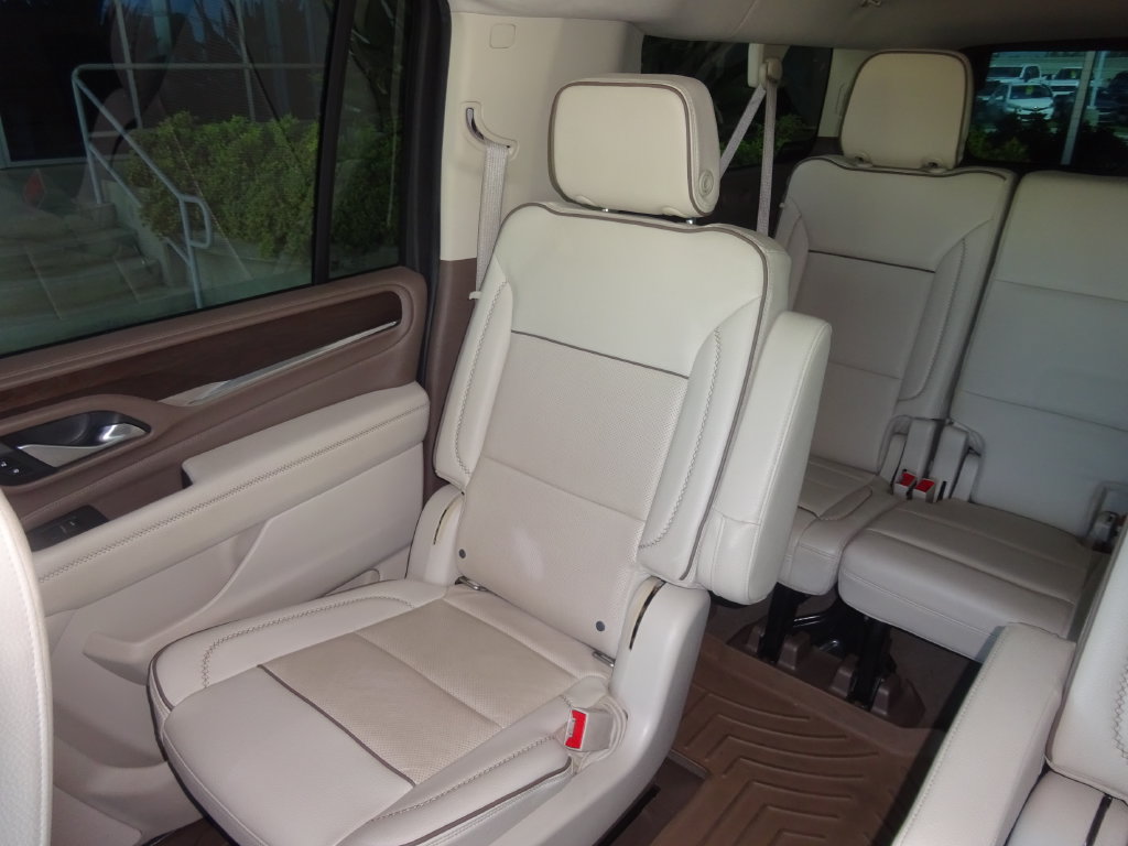Certified 2022 GMC Yukon XL Denali w/ Denali Premium Package AWD/4WD image 13