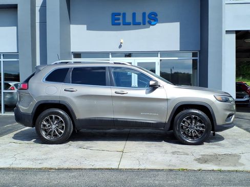 Used 2019 Jeep Cherokee Latitude Plus w/ Cold Weather Group AWD/4WD image 2