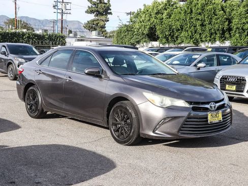 Used 2017 Toyota Camry LE image 5
