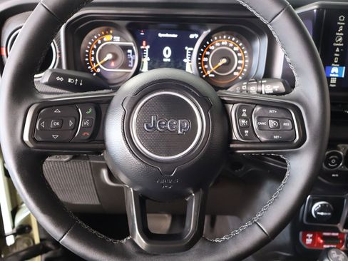 Used 2025 Jeep Wrangler Unlimited Rubicon AWD/4WD image 3