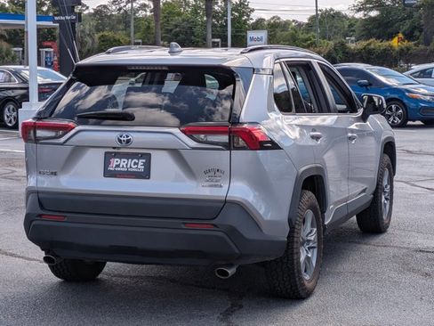 Used 2022 Toyota RAV4 XLE AWD/4WD image 5