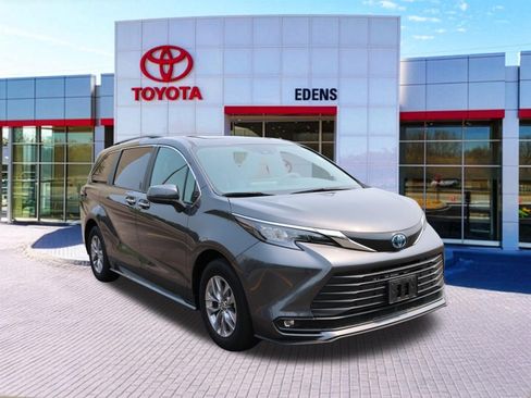 Used 2025 Toyota Sienna XLE FWD image 1