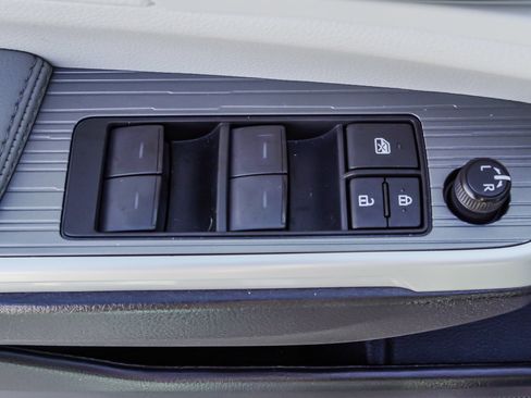 Used 2025 Toyota Sienna XLE image 19