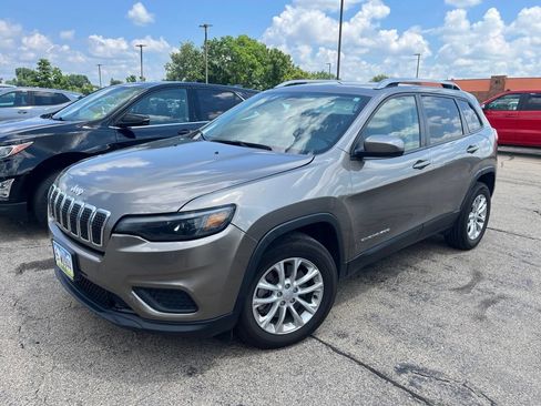 Used 2020 Jeep Cherokee Latitude w/ Cold Weather Group FWD image 2