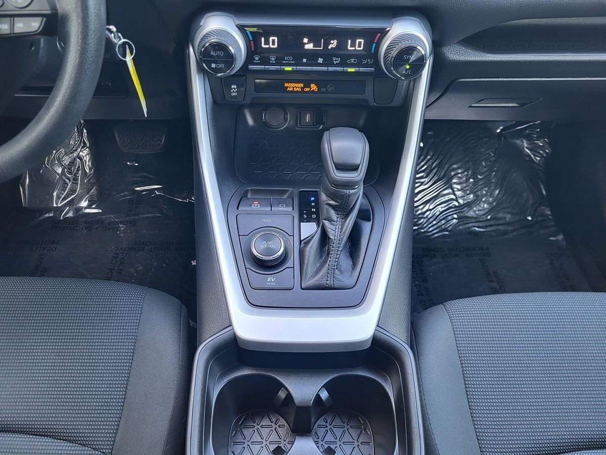 Used 2021 Toyota RAV4 LE AWD/4WD image 28