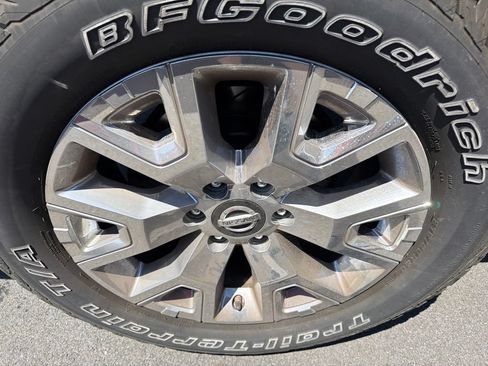 Used 2020 Nissan Titan SL w/ Moonroof Package AWD/4WD image 19