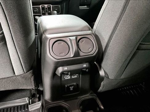 Used 2025 Jeep Wrangler Unlimited Sahara AWD/4WD image 32