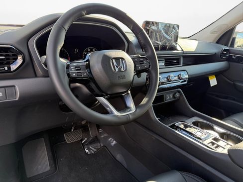 New 2025 Honda Pilot Touring image 13