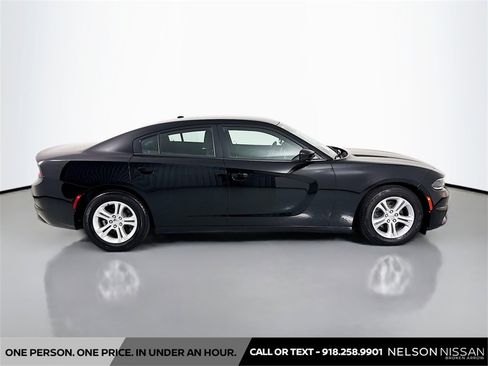Used 2017 Dodge Charger SE w/ Popular Equipment Group image 4