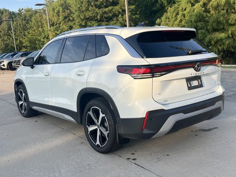 Used 2025 Volkswagen Tiguan SE w/ Panoramic Sunroof Package FWD image 7