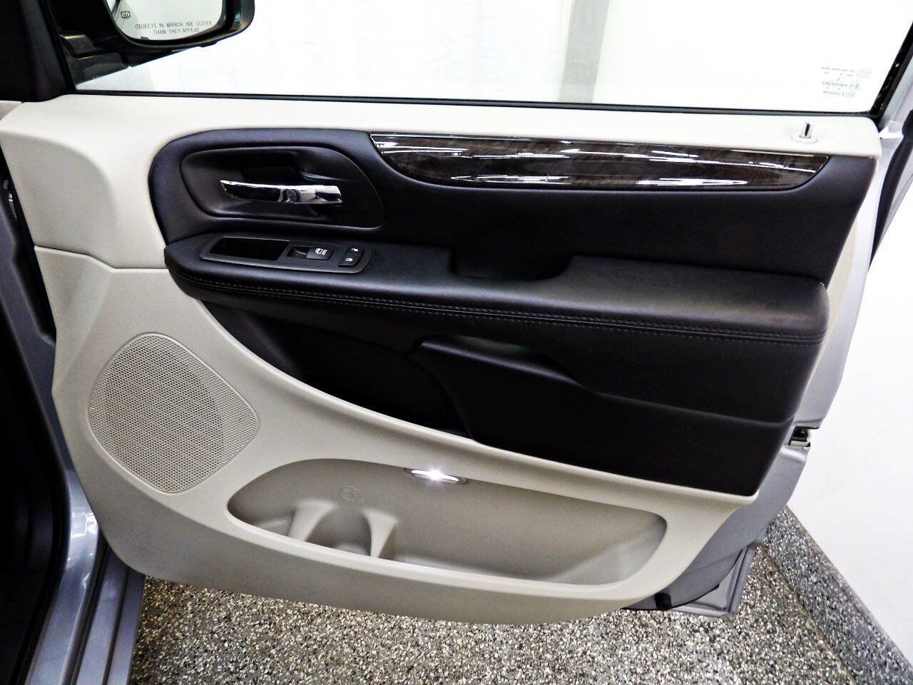 Used 2019 Dodge Grand Caravan SE w/ UConnect Hands-Free Group FWD image 11