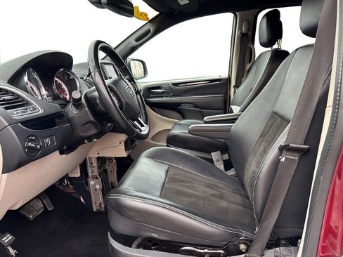 Used 2019 Dodge Grand Caravan SXT image 9