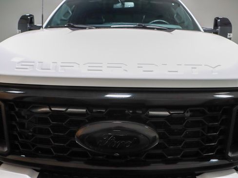 Used 2025 Ford F450 Platinum w/ FX4 Off-Road Package image 4