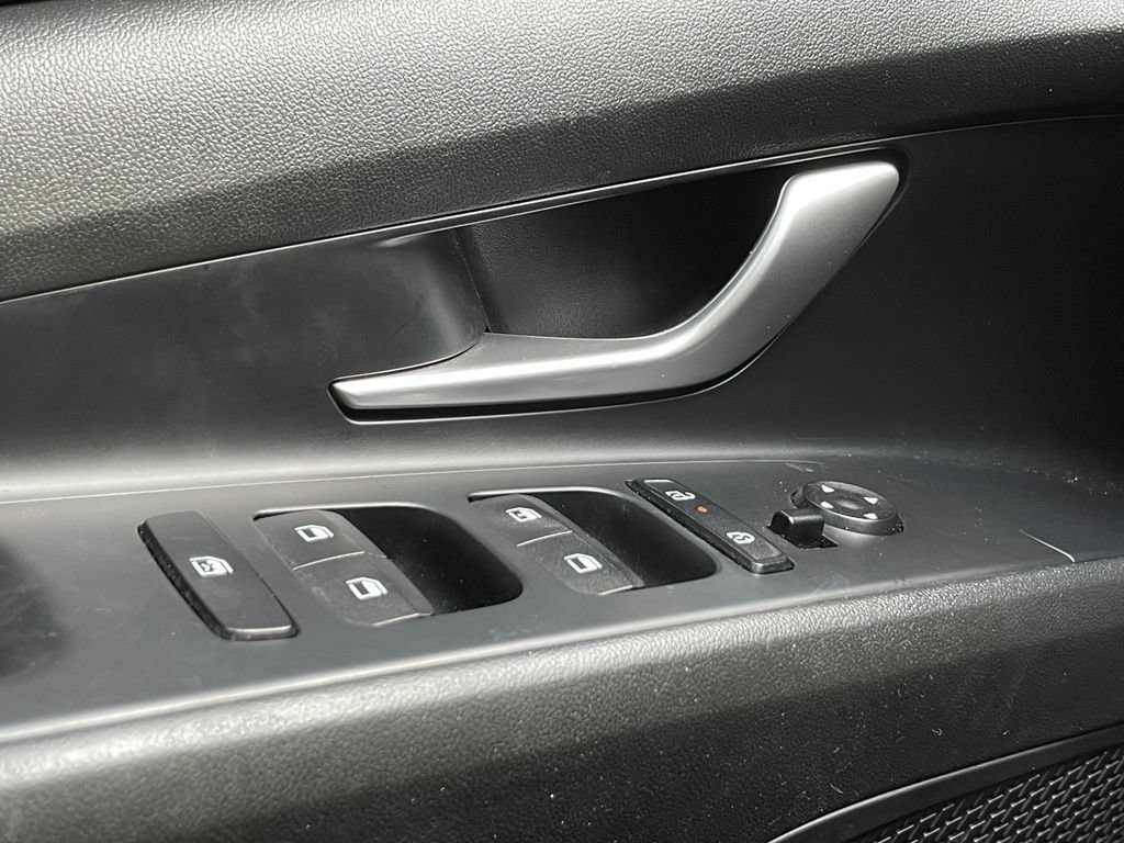 Used 2025 Hyundai Elantra SE FWD image 12