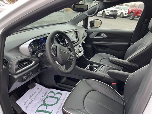 New 2026 Chrysler Pacifica Limited image 2