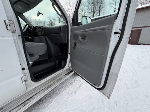 Used 2004 Ford E-350 and Econoline 350 Extended Super Duty image 12