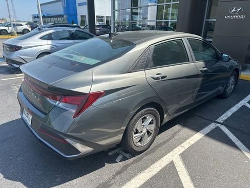 Certified 2024 Hyundai Elantra SE FWD image 2