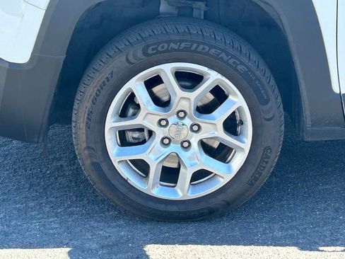 Used 2018 Jeep Renegade Latitude w/ Advanced Technology Group AWD/4WD image 13