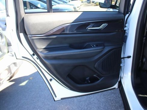 Used 2023 Jeep Grand Cherokee Altitude image 21