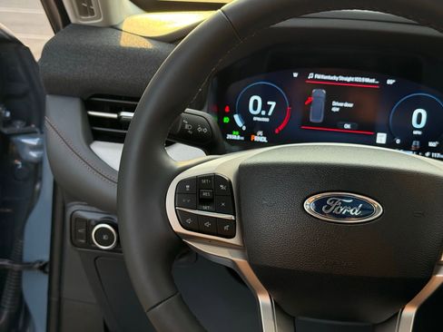 Used 2025 Ford Explorer Active w/ Active Comfort Package image 41