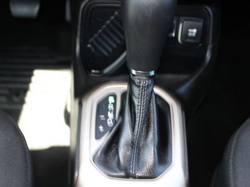 Used 2015 Jeep Renegade Latitude FWD image 35