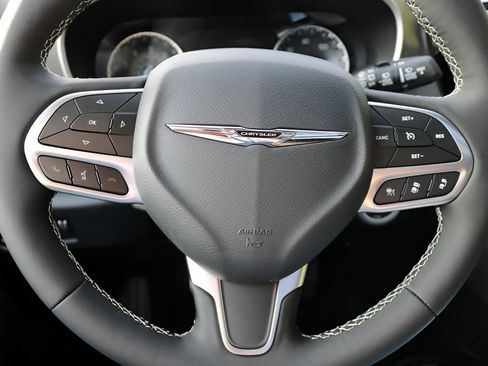 New 2026 Chrysler Pacifica Select FWD image 25