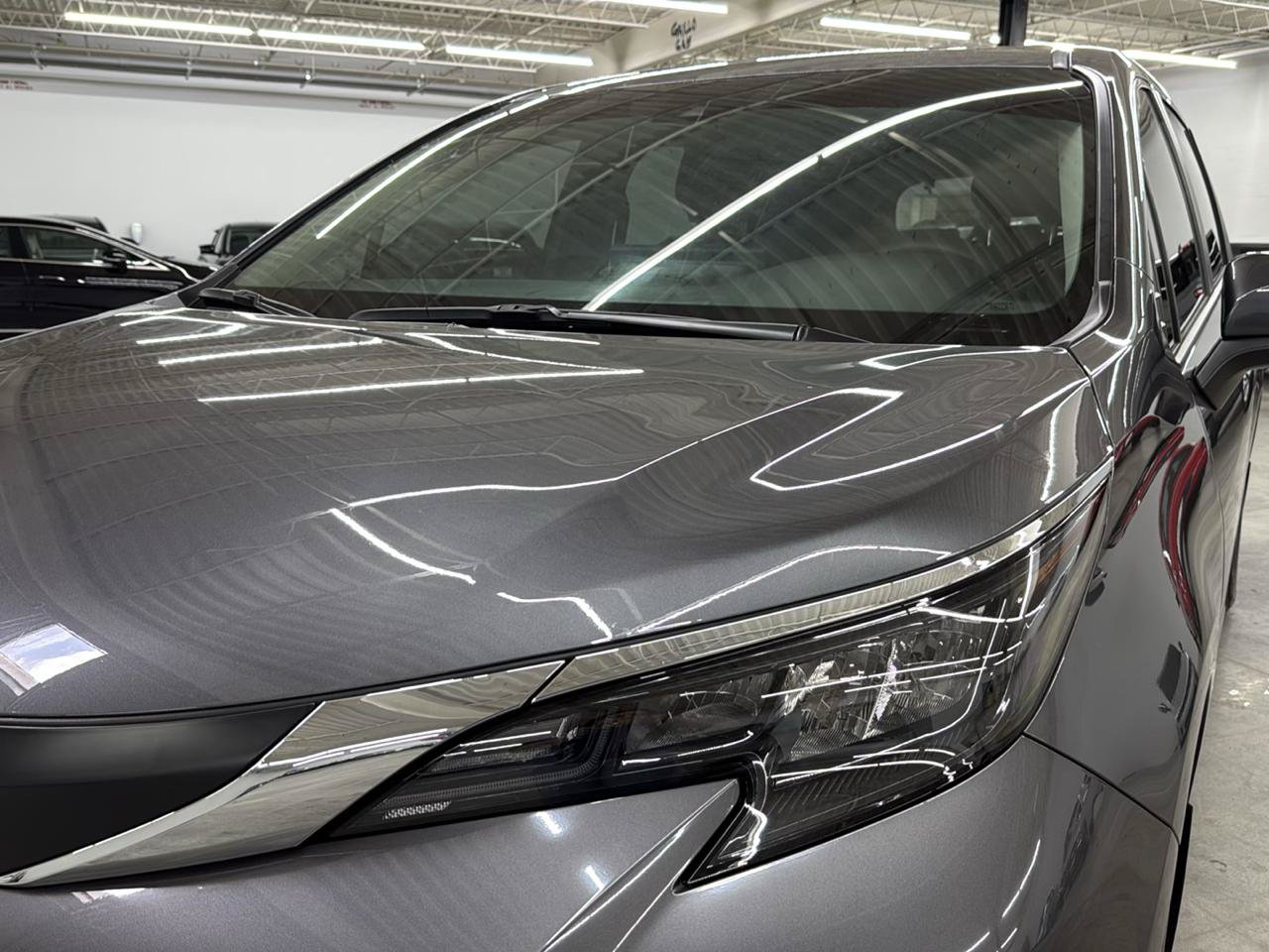 Used 2025 Toyota Sienna XLE FWD image 2
