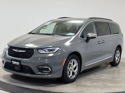 Used 2023 Chrysler Pacifica Limited image 3