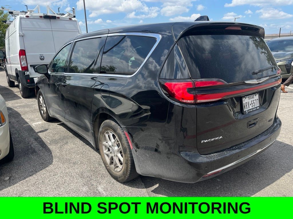 Used 2025 Chrysler Pacifica Select FWD image 4