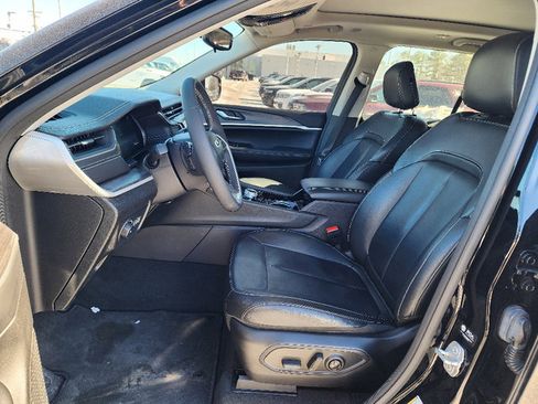 Used 2023 Jeep Grand Cherokee Limited w/ Black Appearance Package image 32