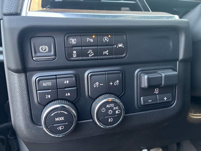 Used 2025 Chevrolet Suburban High Country AWD/4WD image 15