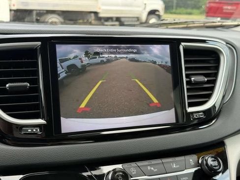Used 2024 Chrysler Pacifica Touring-L FWD image 27