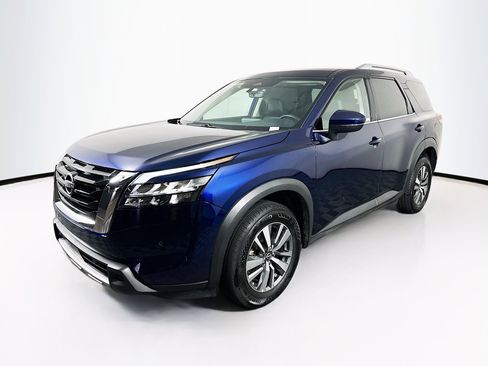 Used 2025 Nissan Pathfinder SL image 3