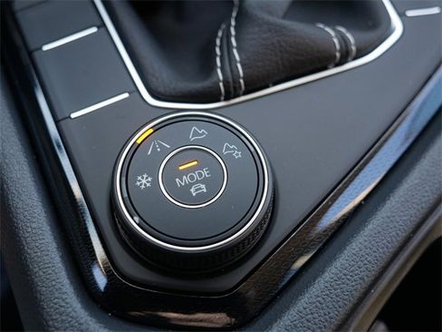 Certified 2025 Volkswagen Taos SE image 31