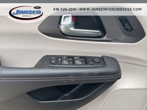 Used 2024 Chrysler Pacifica Touring-L image 8