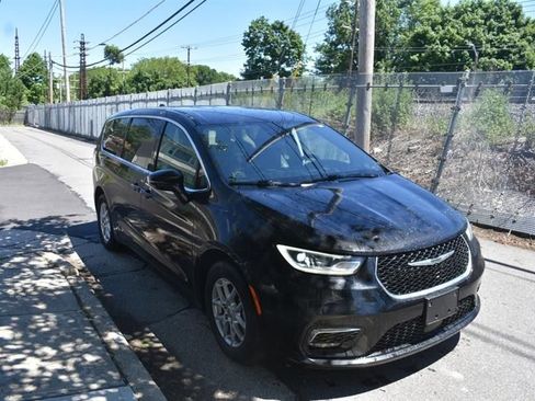 Used 2025 Chrysler Pacifica Select FWD image 4