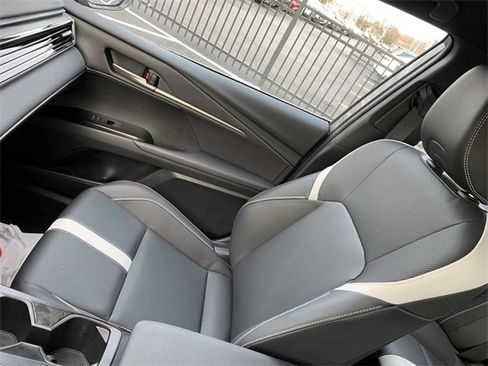 Used 2025 Toyota Camry SE image 29