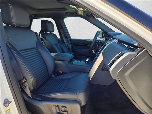 Used 2025 Land Rover Discovery S image 18